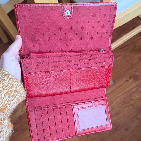 Fossil Maddox Cherry Red Pebbled Leather Wallet - Picture 4 of 7